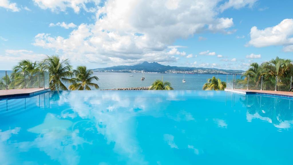 hebergement hotel-bakoua-piscine-vue-mer martinique
