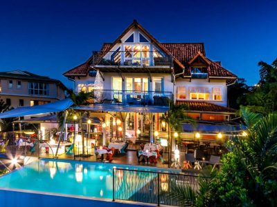 hebergement-la-suite-villa-vue-exterieure-piscine-nuit-martinique