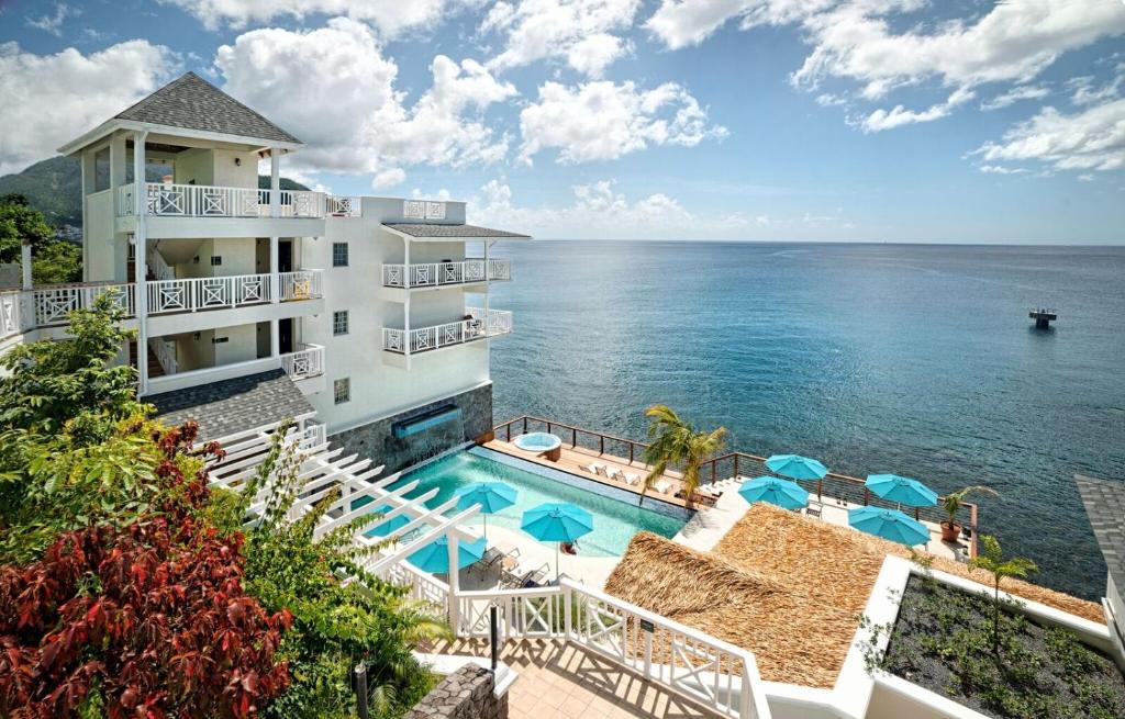 hebergement hotel-fort-young-vue exterieure vue mer dominique