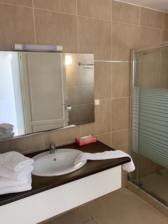 hebergement hotel-le-coco-beach-resort-salle de bain marie galante dependance de la guadeloupe