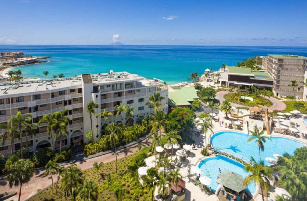 hebergement-sonesta-maho-beach-resort-vue-aerienne-saint-martin