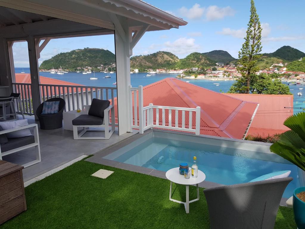 hebergement la-petite-villa-des-saintes-terrasse et piscine les saintes dependance de la guadeloupe