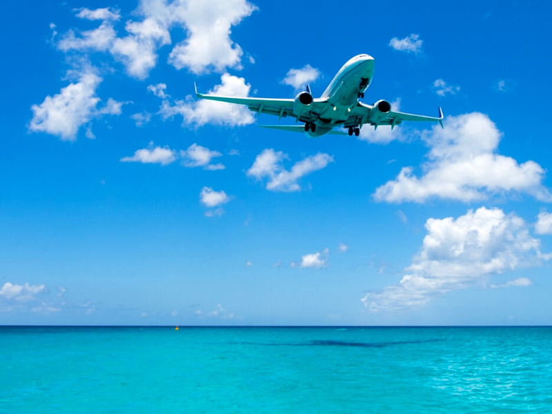 avion-passant-au-dessus-de-la-plage-saint-martin