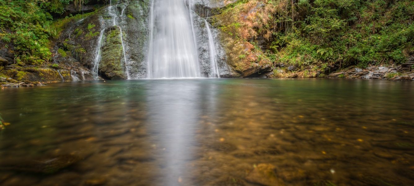 cascade-se-refletant-dans-la-riviere-guadeloupe-martinique-dominique