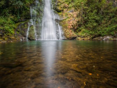 cascade-se-refletant-dans-la-riviere-guadeloupe-martinique-dominique