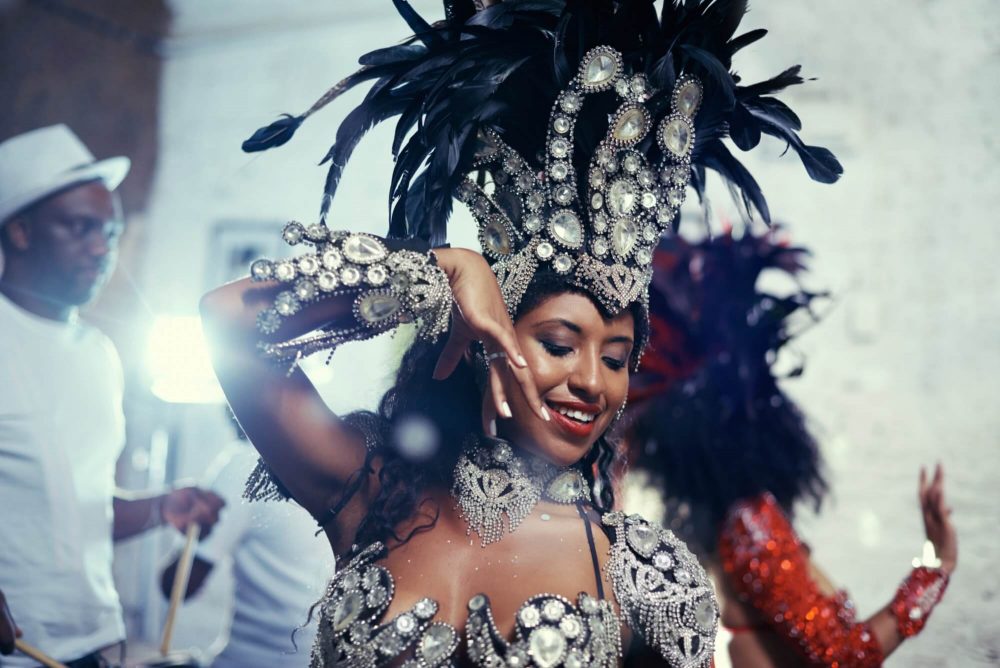 Prise de vue d'une belle danseuse de samba se produisant dans un carnaval avec son groupe.
