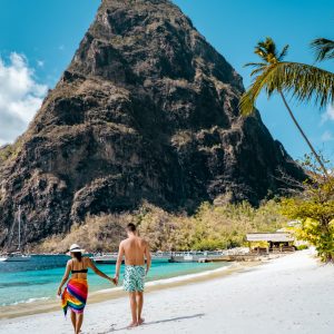 Couple de Sainte-Lucie marchant sur la plage pendant les vacances Sugar beach Ile de Sainte-Lucie Caraïbes