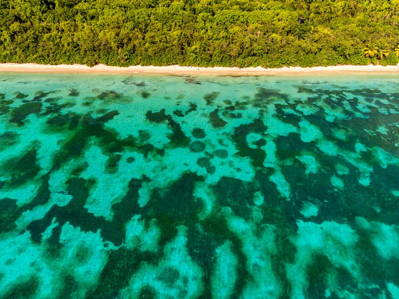 plage-paradisiaque-eau-turquoise-marie-galante-dependance-de-la-guadeloupe