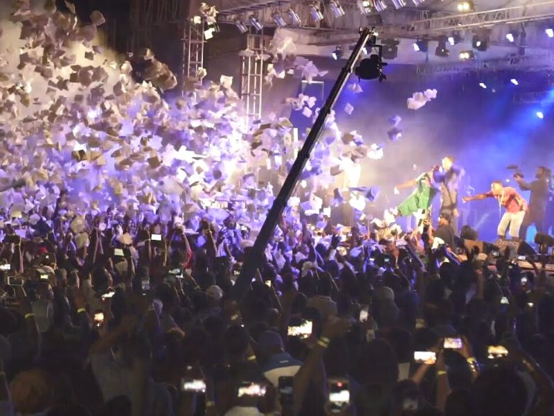 9PK23WCMF01 - FOULE CONCERT